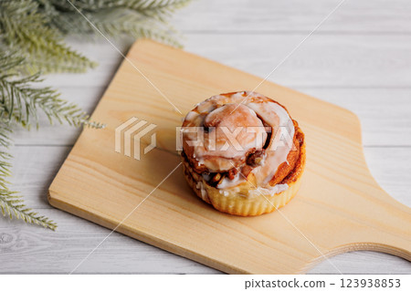 cinnamon roll  123938853