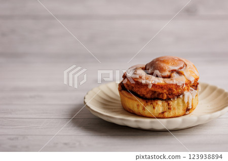 cinnamon roll  123938894