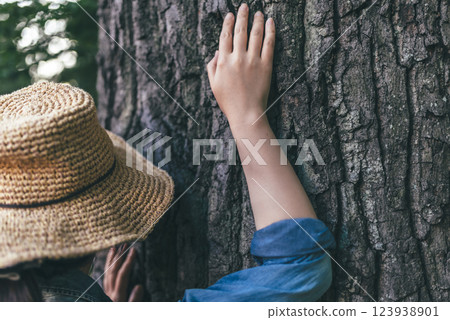 手持樹幹的女人 123938901