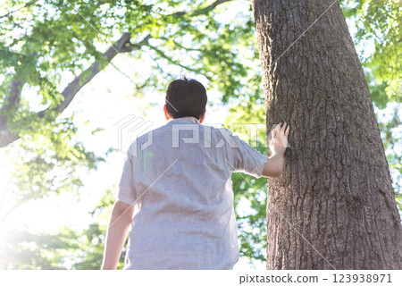 一個男人抱著一棵樹的背影 123938971