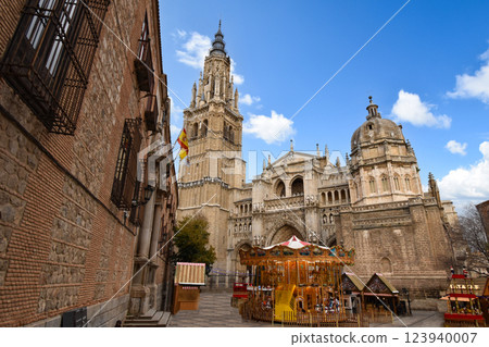 Facade of Toledo Cathedral seen from Plaza del Ayuntamiento 123940007