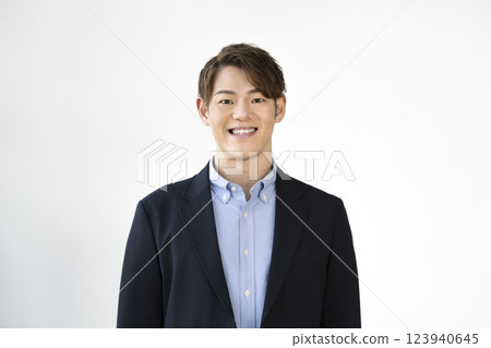 一名 30 多歲的男子對著鏡頭微笑 123940645