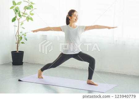 做瑜伽的女人 123940779