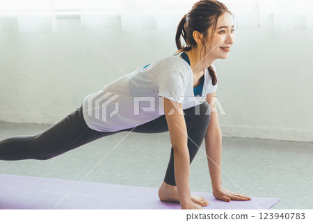 Women who do yoga 123940783