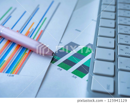 桌上的圖表和鍵盤 桌上的圖表和鍵盤 123941129