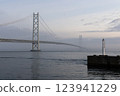 明石海峽大橋和燈塔 123941229