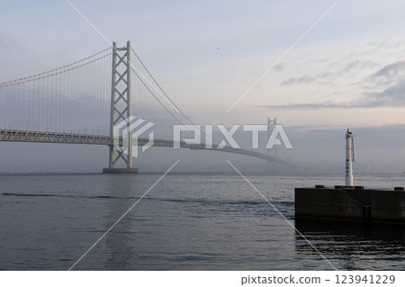 明石海峽大橋和燈塔 明石海峽大橋和燈塔 123941229