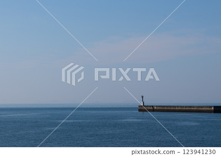燈塔和水平線 燈塔和水平線 123941230
