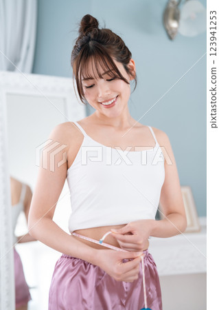 苗條的女人致力於改善她的健康 123941253