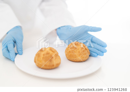 糕點師將糖果擺放在盤子上(無臉) 糕點師將糖果擺放在盤子上(無臉) 123941268