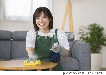 一名 30 多歲的女清潔工對著鏡頭微笑，圖片來自家事服務提供者 123941290