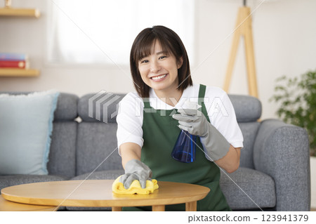 一名 30 多歲的女清潔工對著鏡頭微笑，圖片來自家事服務提供者 123941379