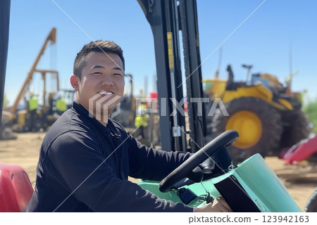 人工智慧產生的圖像：駕駛堆高機的日本年輕男子的肖像 123942163