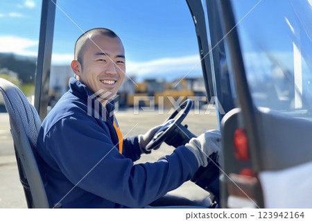 人工智慧產生的圖像：駕駛堆高機的日本年輕男子的肖像 123942164