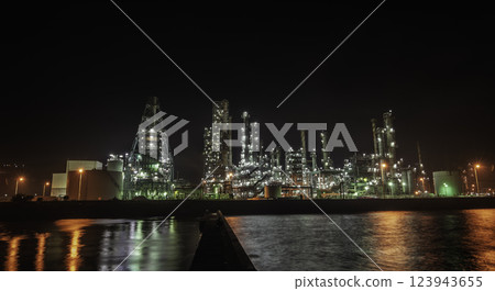 光線反射到水面 123943655