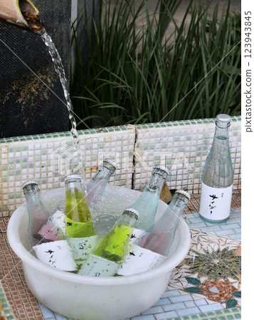 參拜阿蘇神社的參拜道路：用阿甦的冷泉水來冰鎮的飲料（熊本縣阿蘇市） 123943845