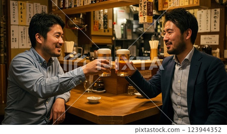 商人在居酒屋敬酒 123944352