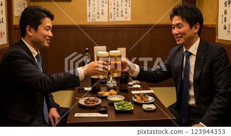 商人在酒吧敬酒 123944353