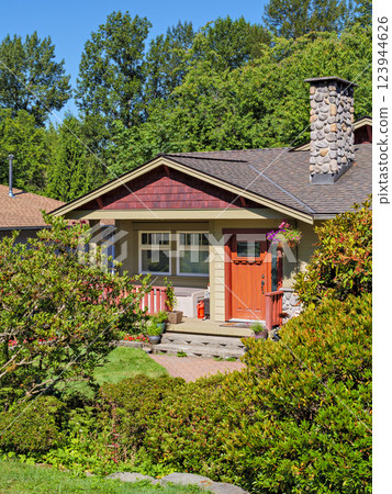 Perfect neighbourhood. Entrance door steps and paved pathway in front of family house main entrance Perfect neighbourhood. Entrance door steps and paved pathway in front of family house main entrance 123944626