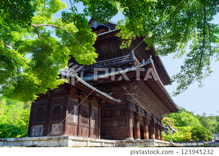 被新綠環繞的南禪寺三門 123945232