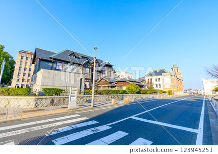 福岡縣北九州市門司港的春天復古街道 福岡縣北九州市門司港的春天復古街道 123945251