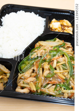 美味的中國菜、青椒和豬肉便當 美味的中國菜、青椒和豬肉便當 123945352