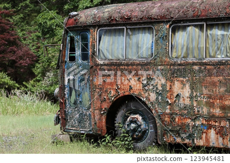 一輛腐朽的公共汽車 一輛腐朽的公共汽車 123945481
