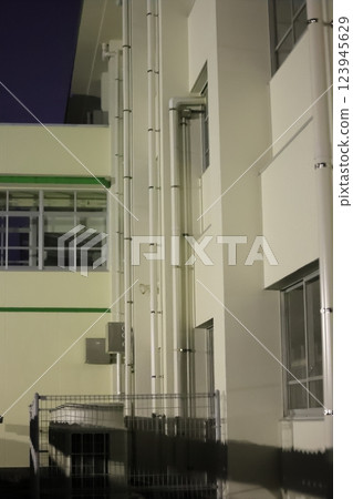 夜晚空蕩蕩的學校建築 夜晚空蕩蕩的學校建築 123945629