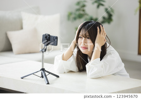 A woman to take with a smartphone 123945670