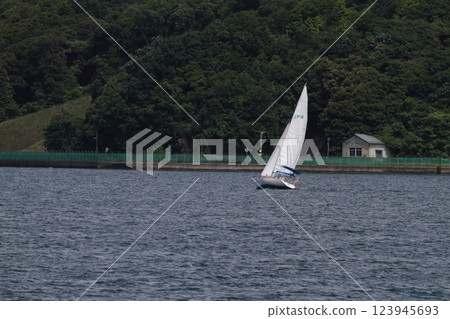 漂浮在海中的遊艇 123945693