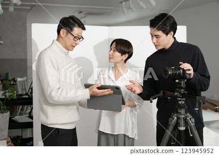 Photo studio photographer shooting site Photo studio photographer shooting site 123945952