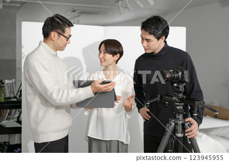 Photo studio photographer shooting site Photo studio photographer shooting site 123945955