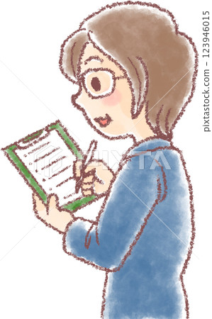 一位戴眼鏡的中年女員工正在填寫清單 一位戴眼鏡的中年女員工正在填寫清單 123946015