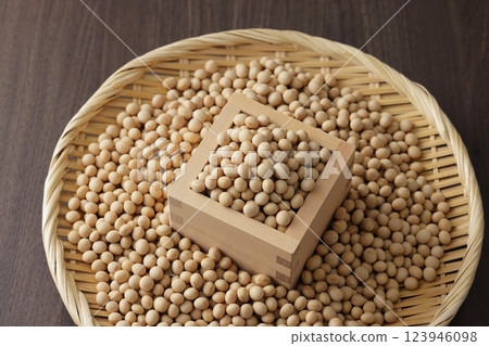 Soybeans in a masu 123946098
