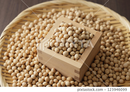 Soybeans in a masu 123946099