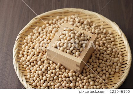 Soybeans in a masu 123946100