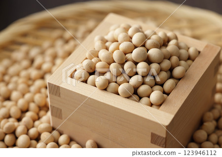 Soybeans in a masu Soybeans in a masu 123946112