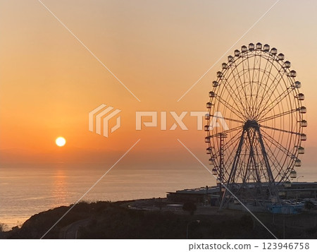 夕陽下的摩天輪 夕陽下的摩天輪 123946758