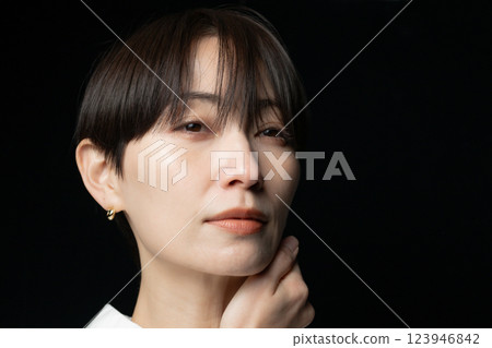 Middle-aged woman beauty image skin care 123946842