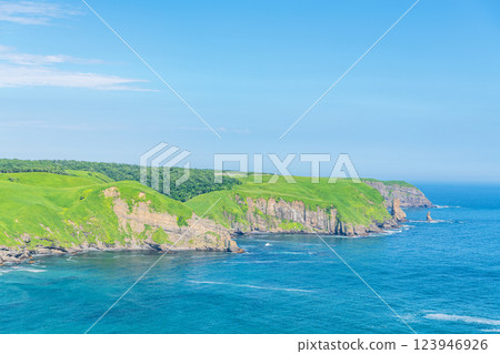 北海道厚岸町，夏天的北海道，從鎮邊之花展望台看到的北海道的陸地和太平洋 123946926