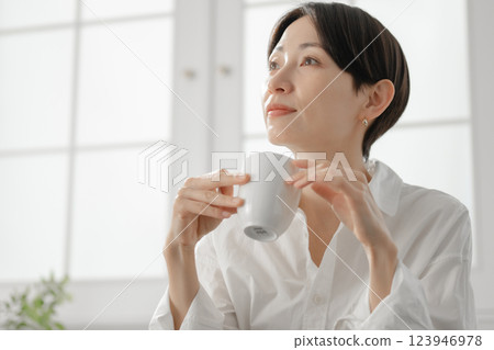 A woman with a coffee cup 123946978