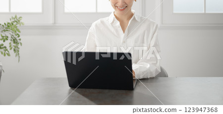 經營個人電腦的中年婦女 123947368