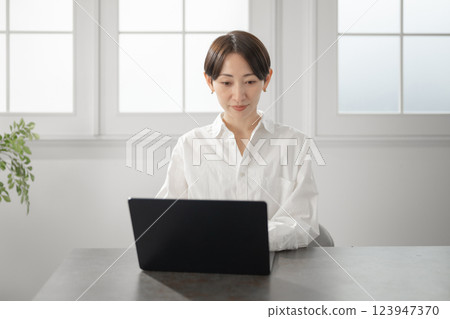 經營個人電腦的中年婦女 123947370