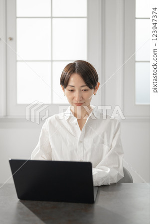 經營個人電腦的中年婦女 123947374