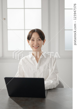 Middle women who operate personal computers Middle women who operate personal computers 123947376