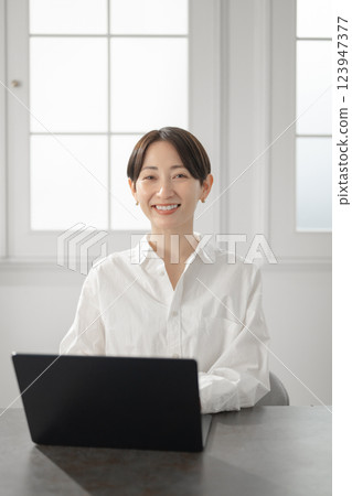 經營個人電腦的中年婦女 123947377
