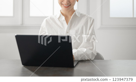 經營個人電腦的中年婦女 經營個人電腦的中年婦女 123947379