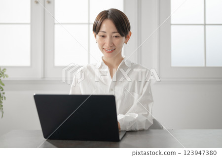 Middle women who operate personal computers Middle women who operate personal computers 123947380