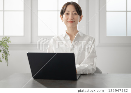 經營個人電腦的中年婦女 123947382