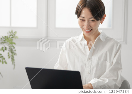 經營個人電腦的中年婦女 123947384